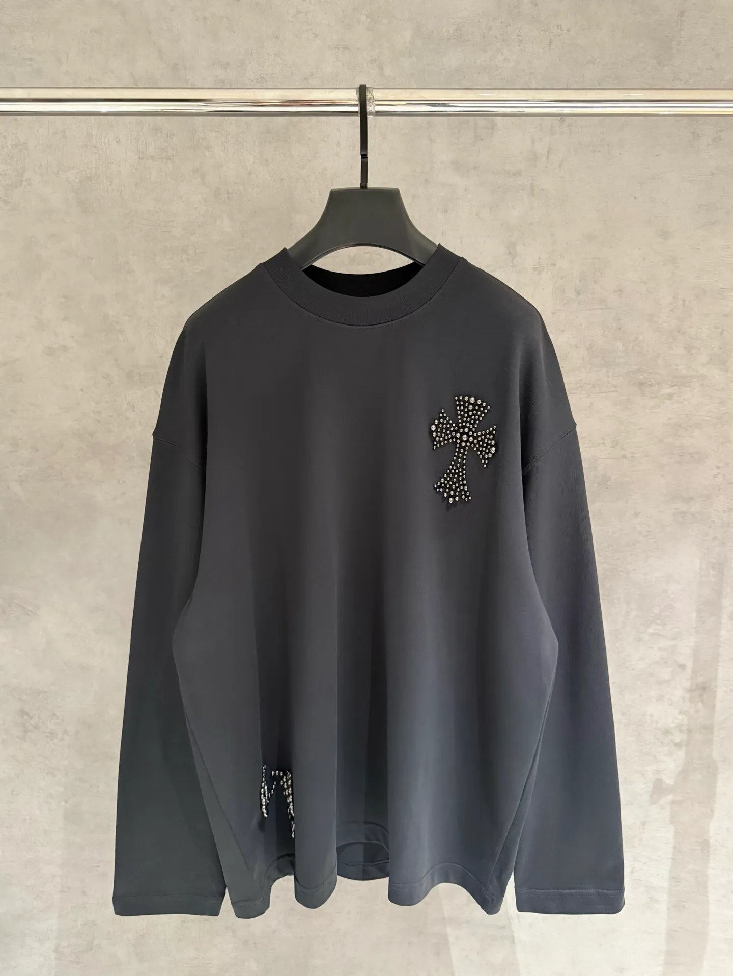 🅿️350 [Strict quality control] CH Croixin's new long-sleeved sweatshirt T-shirt. Heavy 420g double yarn fabric. Beaded on the front. Wash the whole garment twice. Frayed and torn on all four sides. Heavy fabric. The neckline is made of icy Salona. Loose fit. Deep, wide and stylish. No deformation or shrinkage. Color: 3 colors, black, white and gray. Size: M-2xl